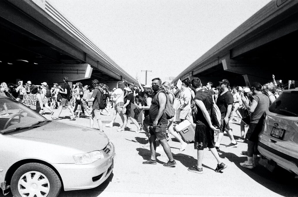 Manifestantes en una carretera. Blanco y negro.