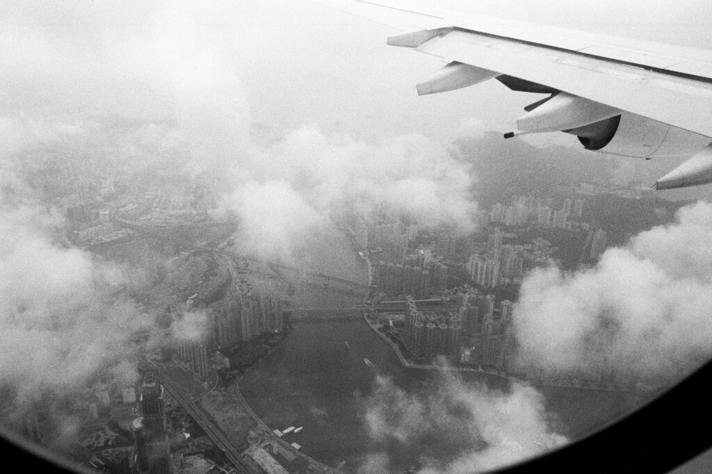 Ciudad desde la ventanilla de un avión. Blanco y negro.