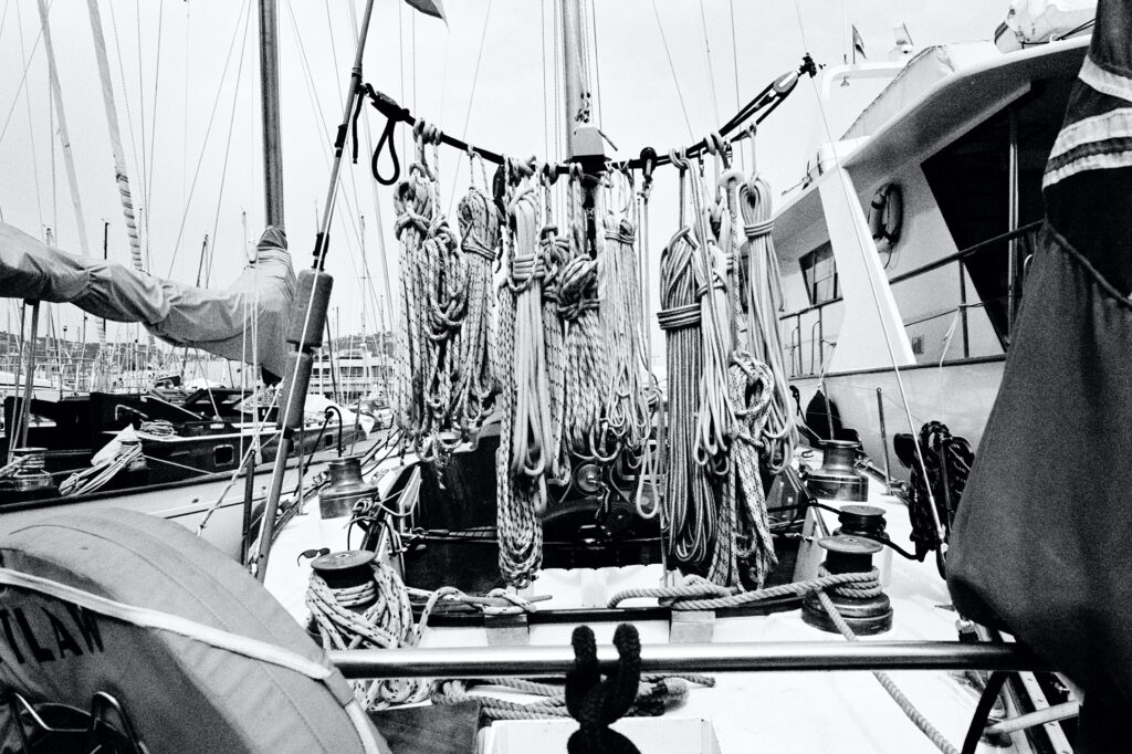 Cabos recogidos sobre la cubierta de un velero. Blanco y negro.