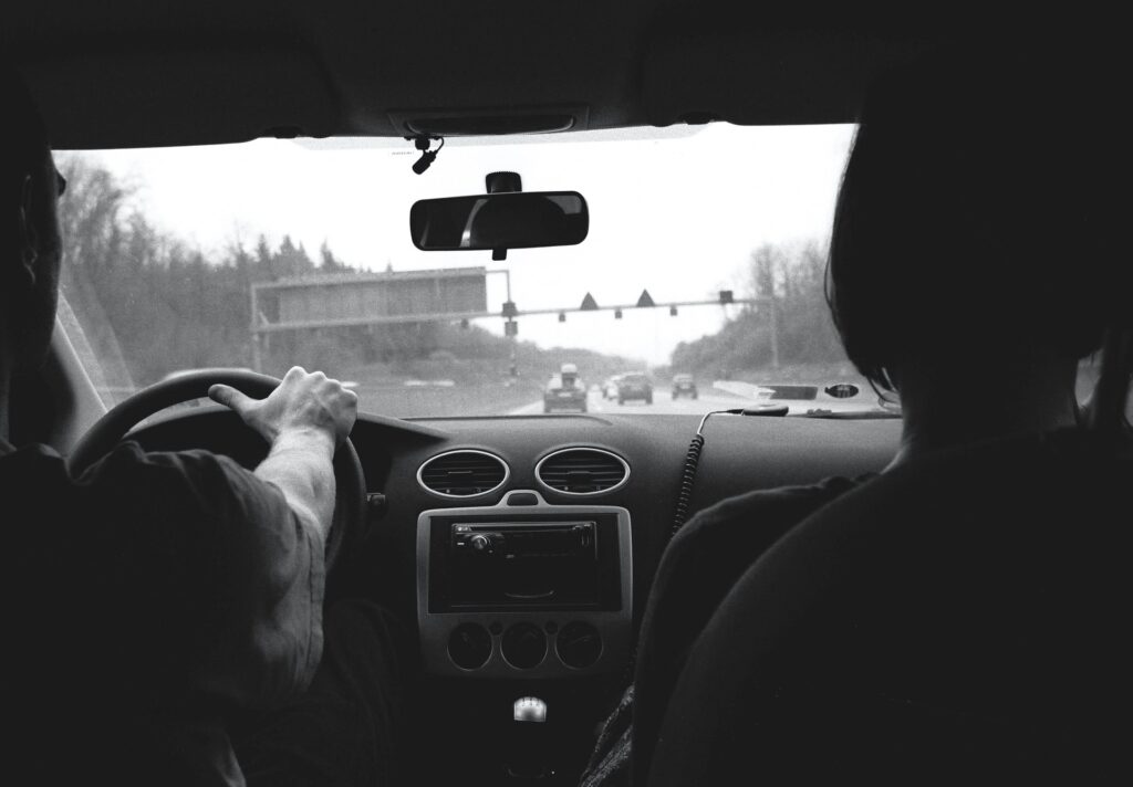 Interior de un coche en la carretera. Blanco y negro.