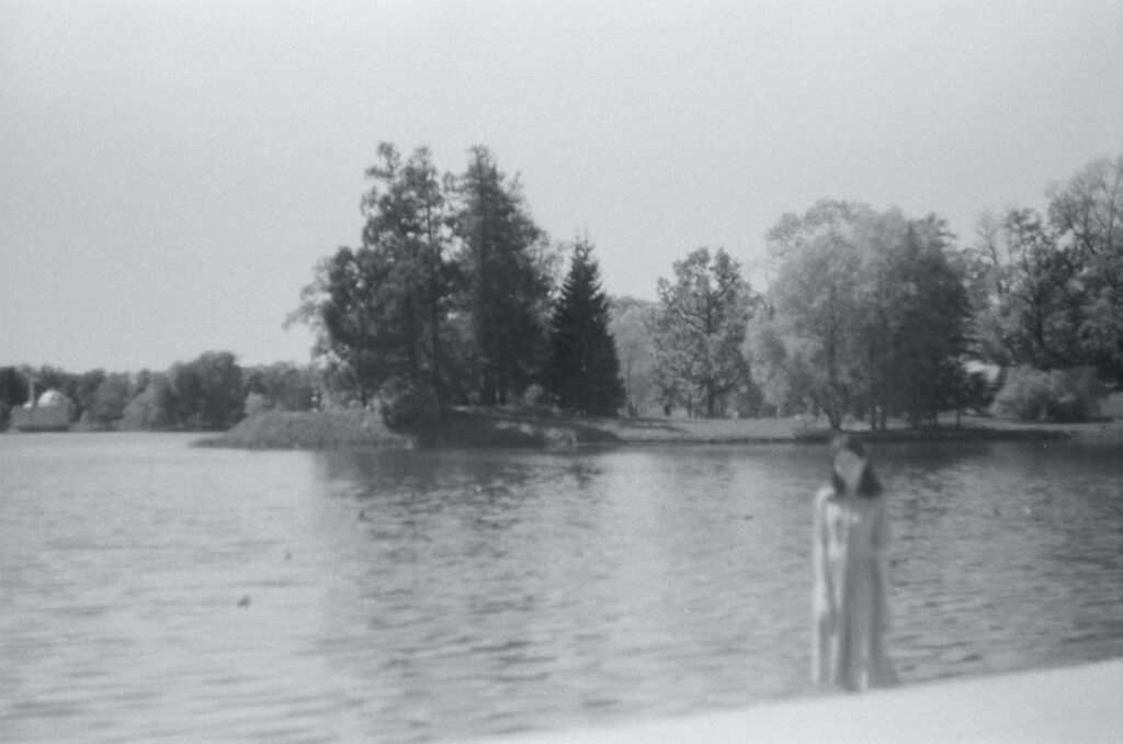 Una chica junto a un lago. Blanco y negro.