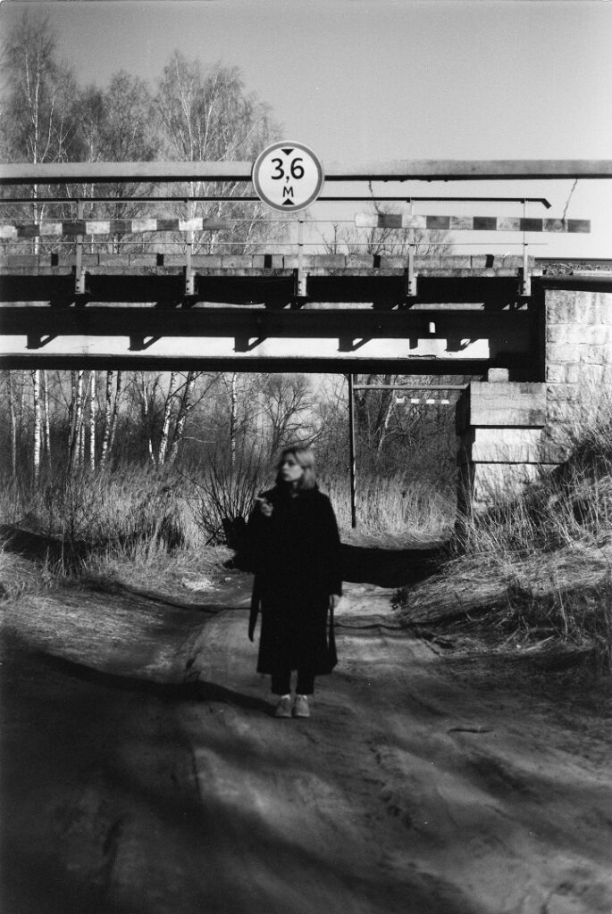 Una mujer que parece perdido junto a un puente.