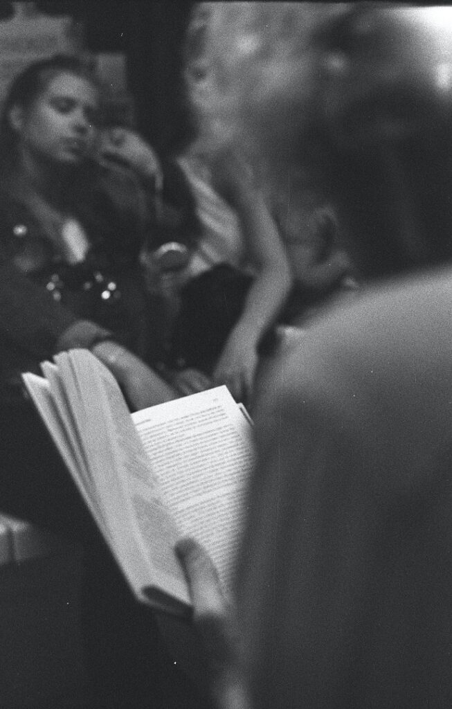 Hombre leyendo en el metro. 