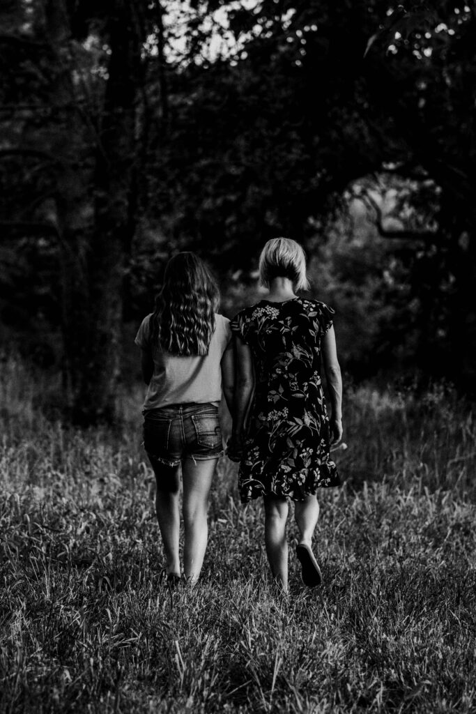 Dos chicas pasean apaciblemente por el campo.